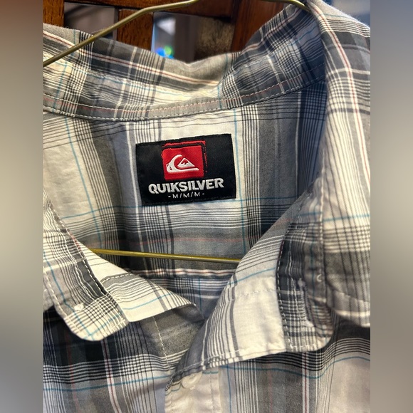 Mens - Quicksilver short sleeve button up shirt. Size medium. 60%cotton/40% poly - Picture 2 of 3